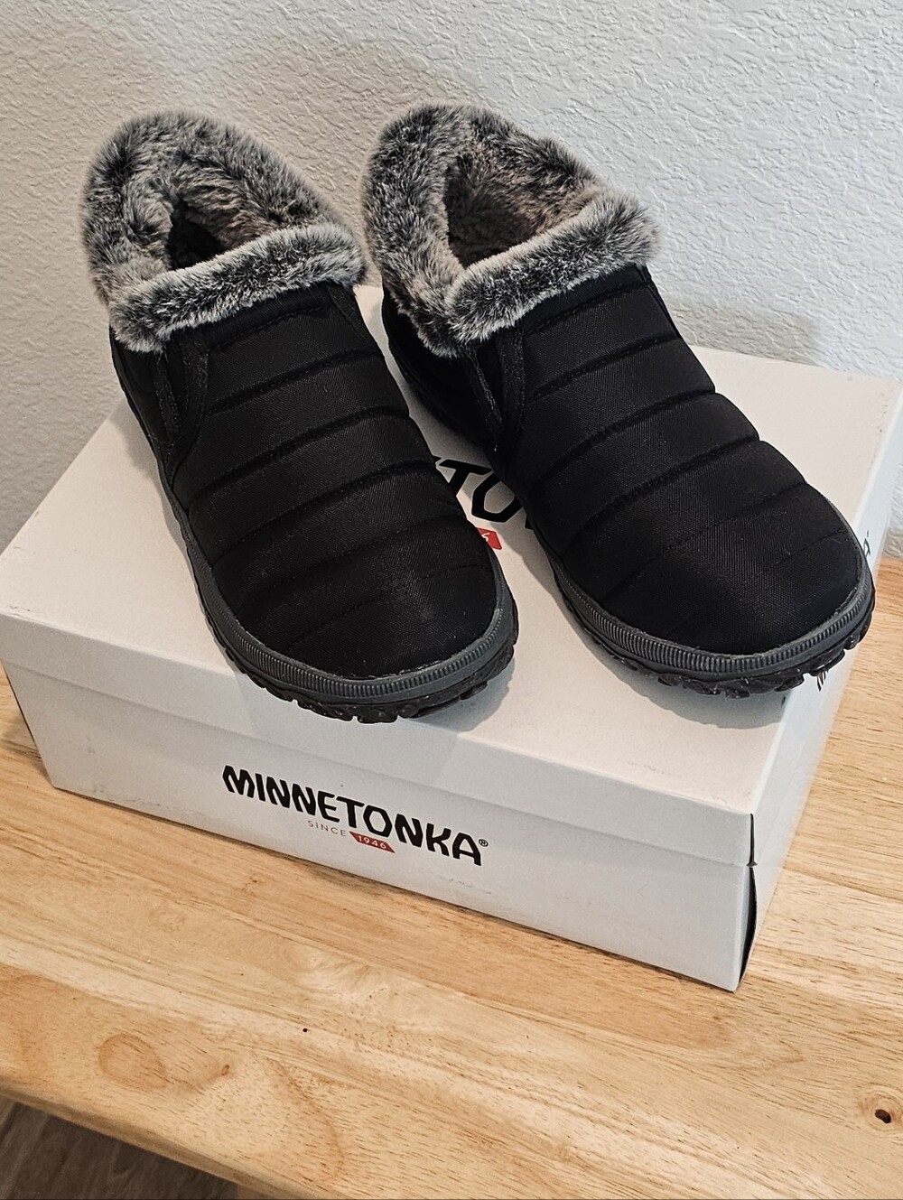 NIB Minnetonka Timpson Twin Gore Winter Boots Black Size 8 - Minor Flaw
